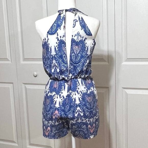 FuGui.xing sunsuit Size M short jumper. Floral design. Cold shoulder sleeveless - Picture 3 of 5
